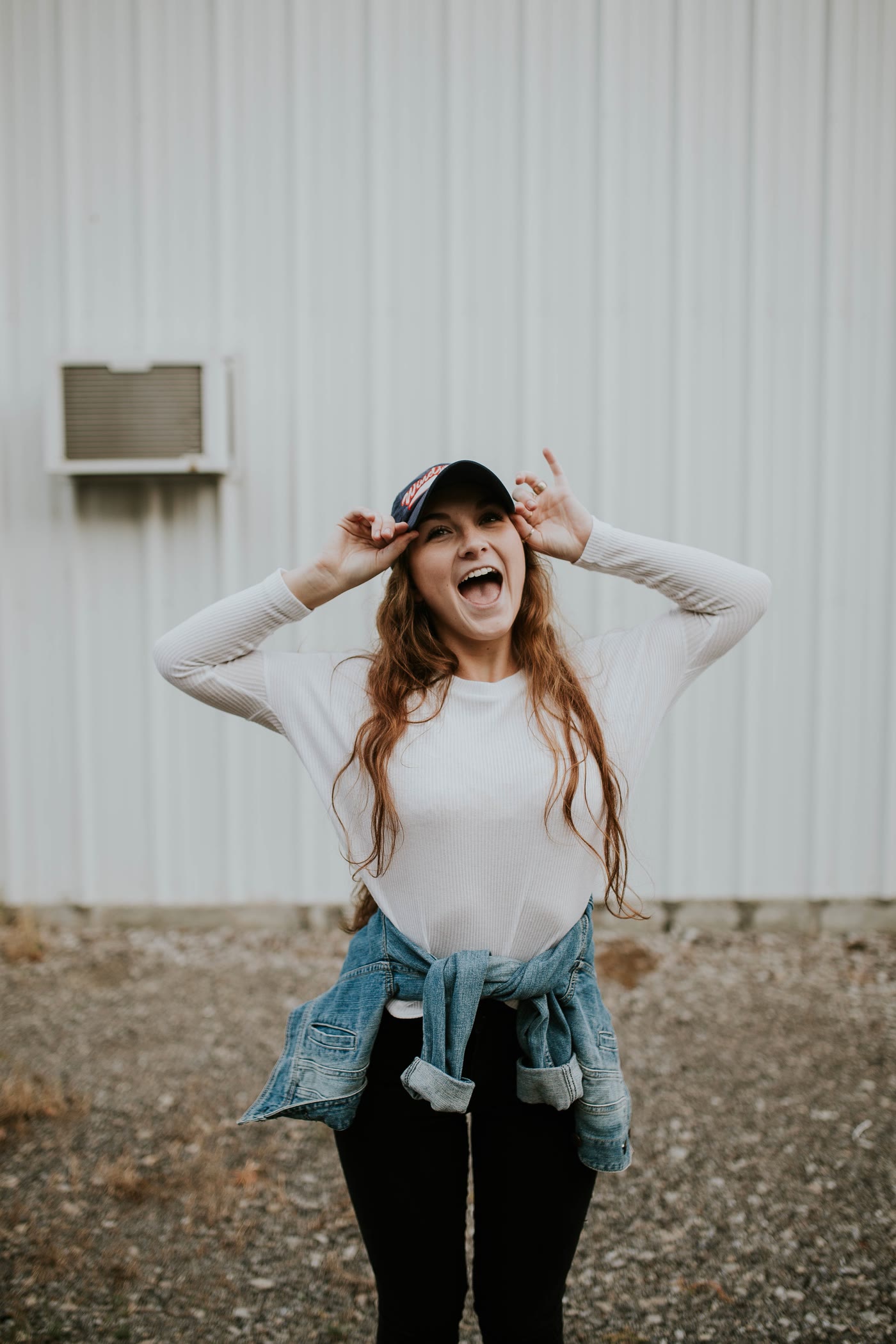 Jeune femme souriante, casquette sur la tête